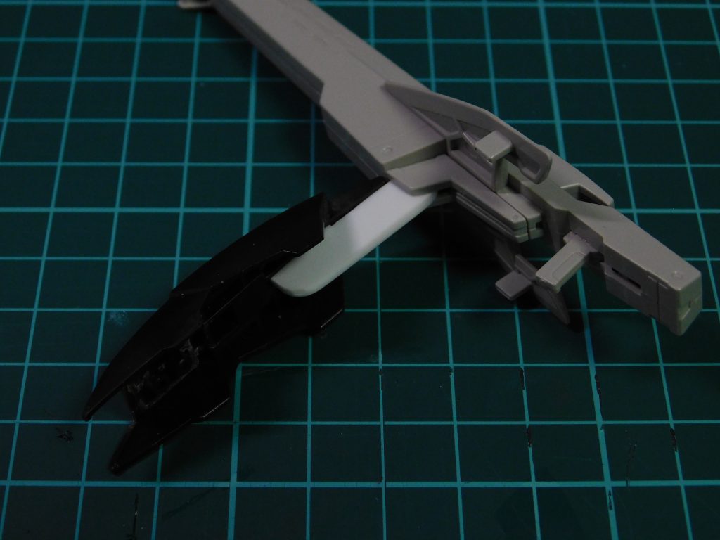 アルクライフルにZガンダムのシールドを接続。元々アルクライフルのエネルギータンクがあった部分に、プラ板でジョイントパーツを作成し接続しました。MS形態時には前腕部を挟んで固定でき、MA形態時には頭部のカバーになるよう形と可動範囲を調整。何個か作ってみましたが、一番シンプルな形になりました。