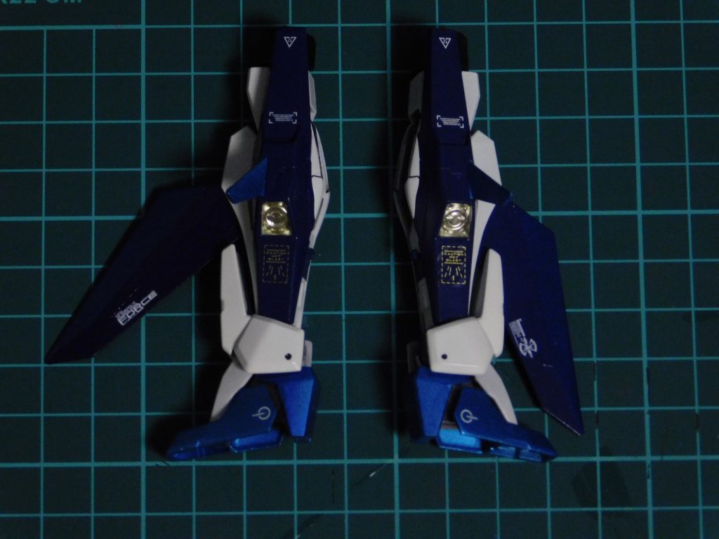アンクルガード中央にスリットを入れ、MS形態時のウイングの収納場所を作りました(右がスリットあり。左がスリットなし。) カラーリングは、その名のとおり航空自衛隊の同名飛行隊機をオマージュしており、タミヤラッカースプレーの「ブルー」とガンダムマーカーの「コスモメタブルー」を使用しています。撮影技術がないため、色の差異が分からない写真ばかりで申し訳ないです。実物は綺麗に発色してるんだよ~(gundam-kao9)最後まで拙作にお付き合いいただき、誠にありがとうございました。