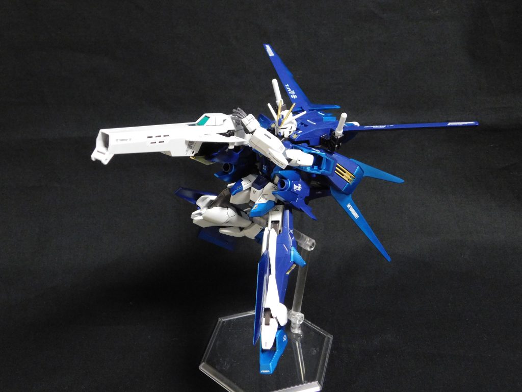 メイン兵装は、空力防楯一体型多目的ビームランチャー「ストームブリンガー」。インパルスガンダムアルクのライフルと、Zガンダムのシールドを組み合わせたものです。かなり大型の武器ですが、グリップを握らせたあと、前腕部ごとシールドで挟み込むように固定するため保持力は抜群。通常射撃、チャージショット、照射ビーム、大型ビームサーベルと、これ1つで様々な戦局に対応できるようになっています。 サブ兵装は、両腰に装備されたフレキシブルブースター一体型ビームキャノン「デュアルミストルテイン」。強力なビーム兵器であることはもちろんのこと、自在に回転・噴射できるブースターでもあるため、本機のMS形態時の機動力向上にも一役買っています。