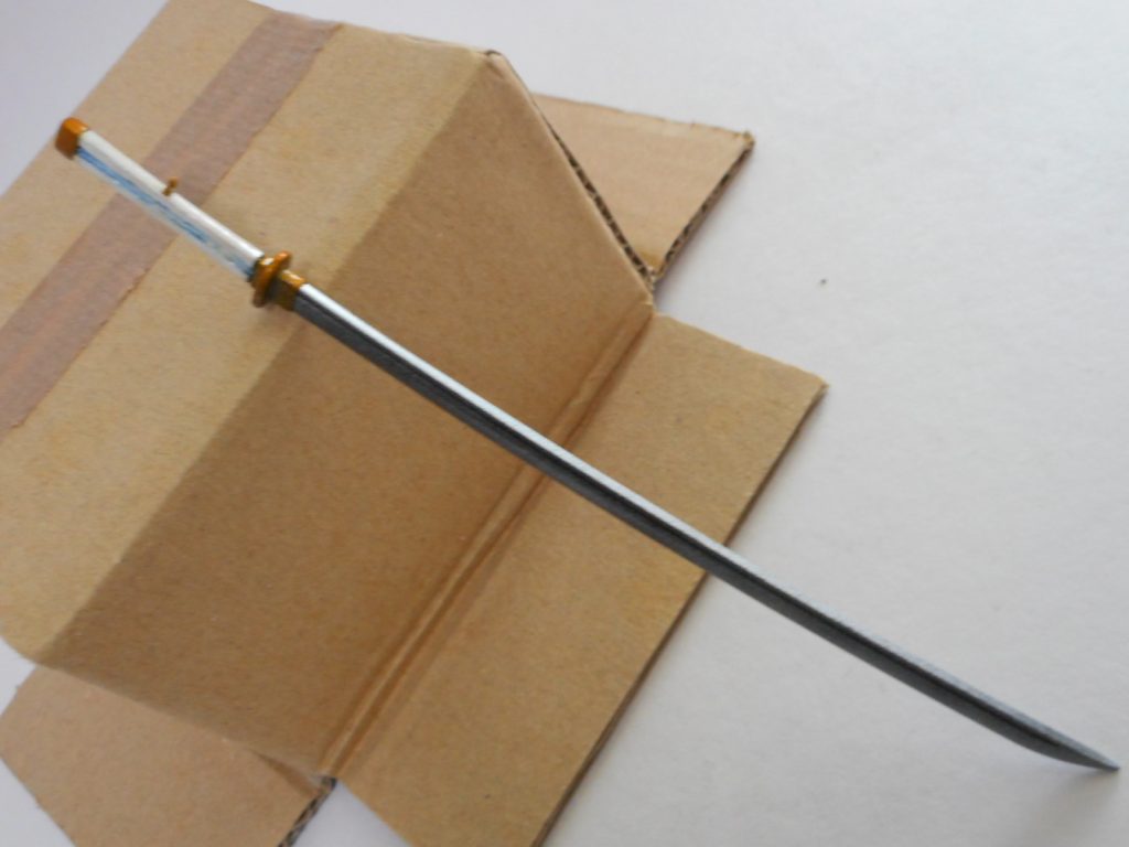 武装類。レッドクイーンとブルーローズはプラ材からのスクラッチ。闇魔刀はコトブキヤの刀を改造してます。