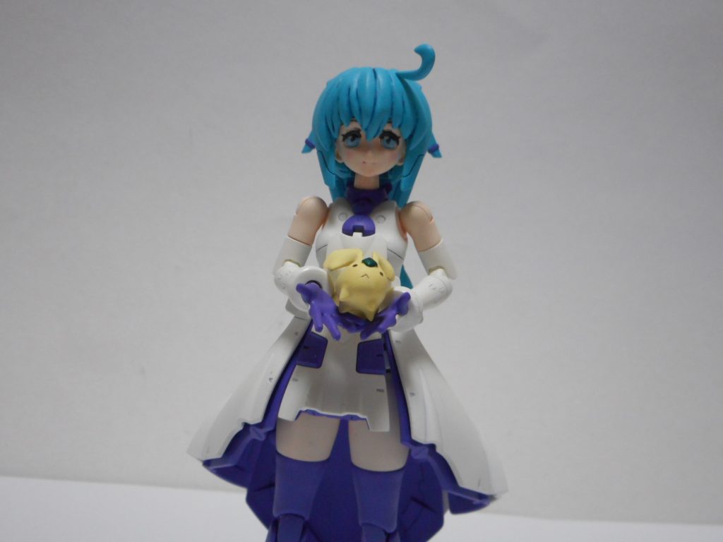 基本的にキットそのまんまですが、アホ毛をプラ材で作り直したり、リアスカートも可動にするようにしてあります。あと、モルちゃんもエポパテから作り出してます。