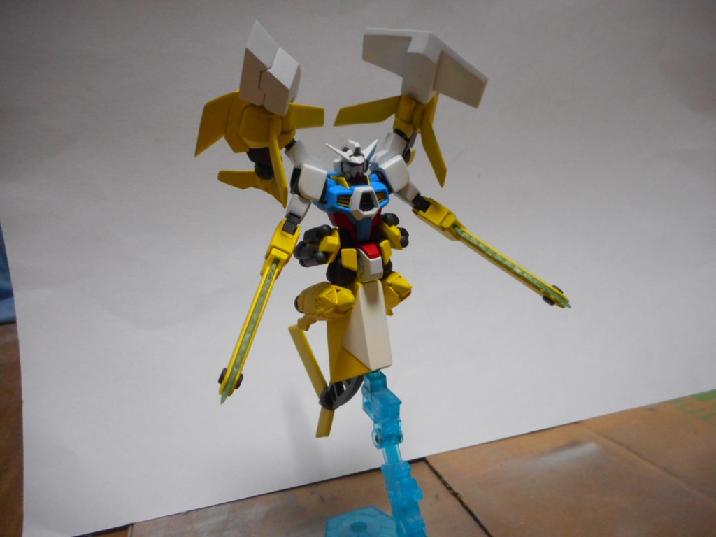 テーマは水中戦用ウェアで、モチーフはサメ。水中での戦闘能力に全面特化した、地上や宇宙での使用とか全く考慮していない形態です。