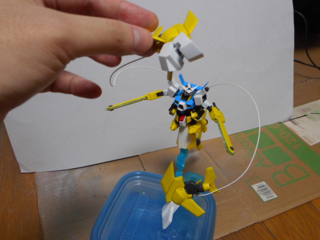 ジョーズバイトインコム&ハンマーヘッドインコム。両肩部に搭載した有線式の自立稼働型兵器。どちらも獲物を見つけた鮫のような素早さで敵機目掛けて潜航し、万力のような口部で、あるいは金槌のような頭部の質量を活かした突進で圧壊させる。時代が時代なのでまだ有線。共にスパローの太腿と膝関節をベースに、足りない部分はプラ材でスクラッチ。