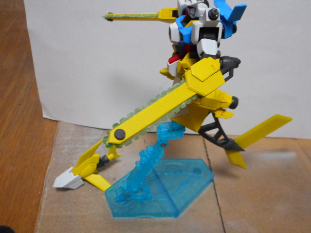 メイン武器、シグルソー。無数に並んだシグルの刃が自動回転するチェーンソータイプの近接兵器。常に周囲の水が振り被る動作などに対する抵抗となる水中で、如何にして大きなダメージを与えるかという問題に対するAGEシステムの回答。つまりは「武器そのものが動いてるから押し当てるだけで切れるよ」という、この頃のAGEシステムらしい脳筋回答です。土台のところだけケルディムから流用。それ以外はプラ材からのスクラッチ。