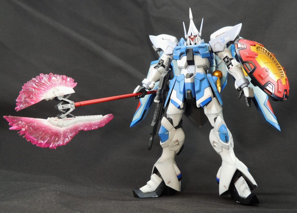 カラーリングは白を主体としており、シールドは縁が黒、内側が赤、中心がゴールド。アグネスは本機を受領後、自分好みの機体にするべく、目元にアイシャドー風の赤い塗装を追加したという設定が興味深い。