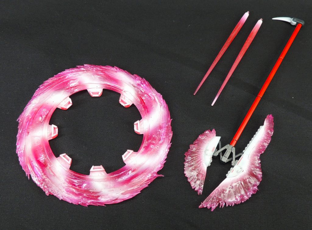 「自航防盾」及び「ビームアックス」のエフェクトパーツは、ＵＶレジンを薄く塗布し、引っ掻いて調子を付けながら硬化させました。　その後、クリアレッドとホワイトを用いてエアブラシ塗装を行い、「自航防盾」は、発出したビームが勢いよくグルグルと回転するさまを描いて表現しました。