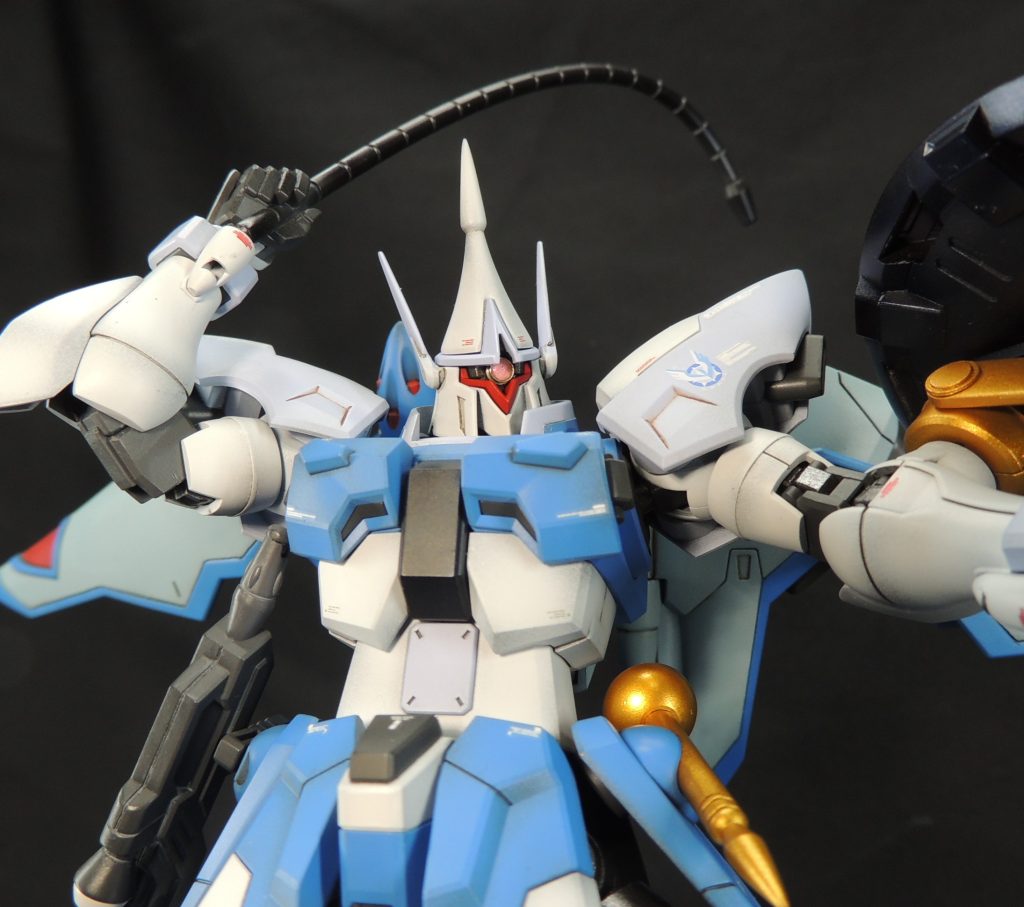 頭部は先端をヤスリでシャープ化し、モノアイはＳＰプレートとＨアイズに置換。大腿部の軸を４㎜延長して脚部を伸ばし、プロポーションを変更。カラーリングですが、本体とボレロを合わせて5種類の青系の色を調色しました。コンパスのエンブレムは自作デカール。