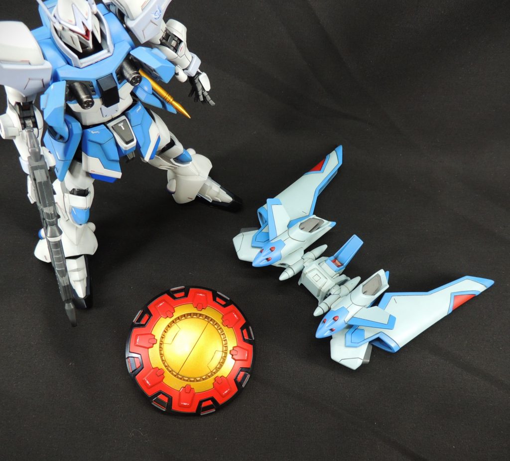 ボレロは最も塗り分けが多い部品ですが、根気よく丁寧にマスキングしていきます。あらかじめ色の境目にスジボリを入れました。