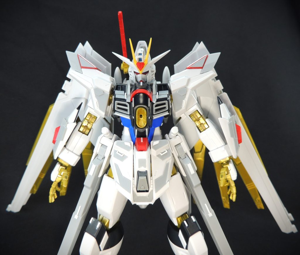 バンダイエッジを削り落としたり、各部のフチを薄くすることで、1/144のスケール感に見合った精密感を上げることができます。