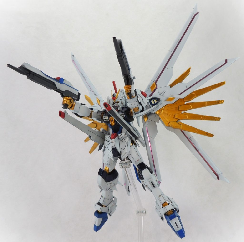 MA-M21KF 高エネルギービームライフルを両手で構えた状態。