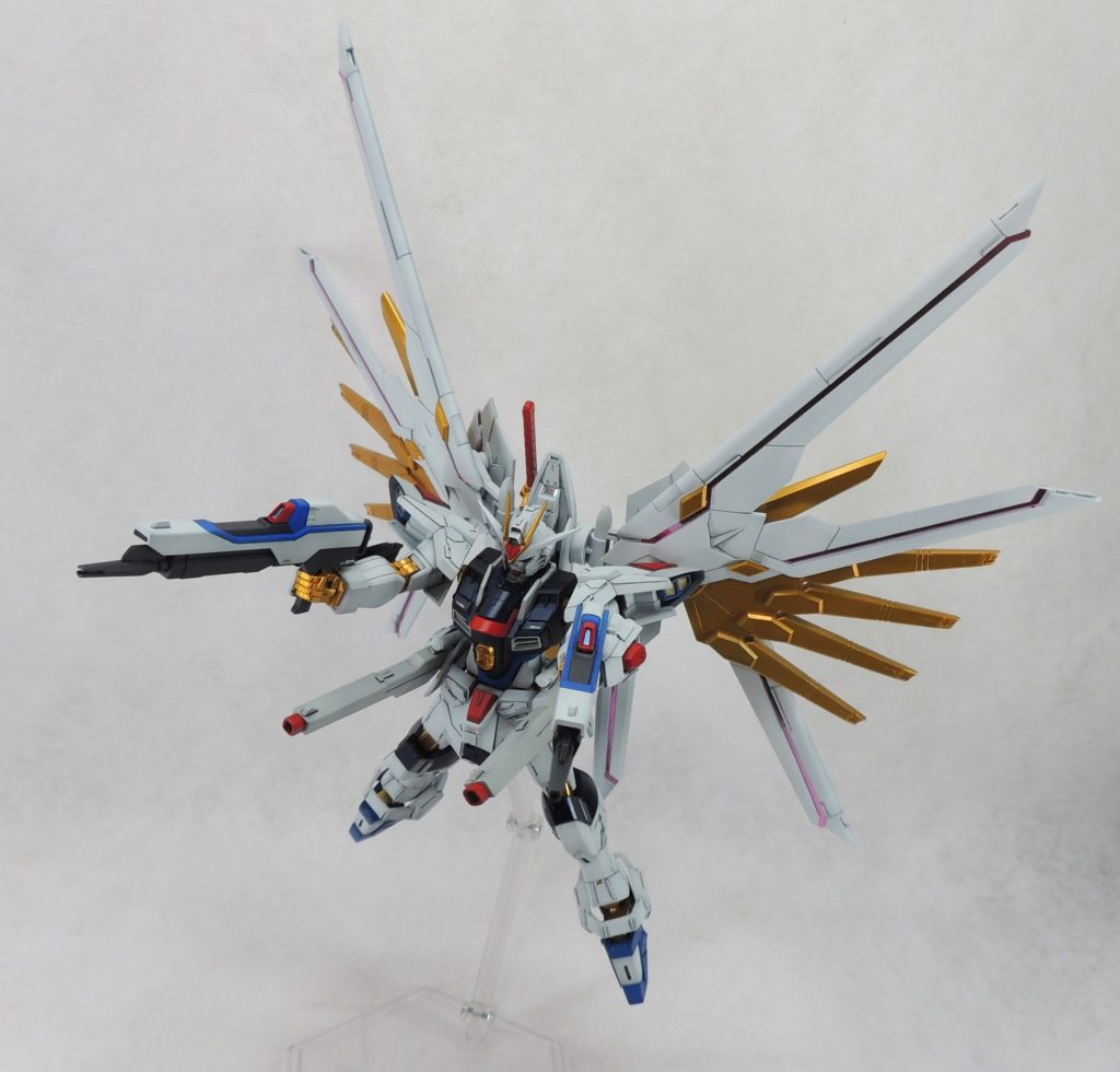 本キットは、組立易さ、部品分割の秀逸さ、完成後のプロポーションの良さ、豊富な武装、ギミック等が際立っており、ガンプラＨＧの一つの到達点を味わうことができました。ファースト世代でジオニスト？ですが、「やはり食わず嫌いはいけないな」、と反省した次第です。