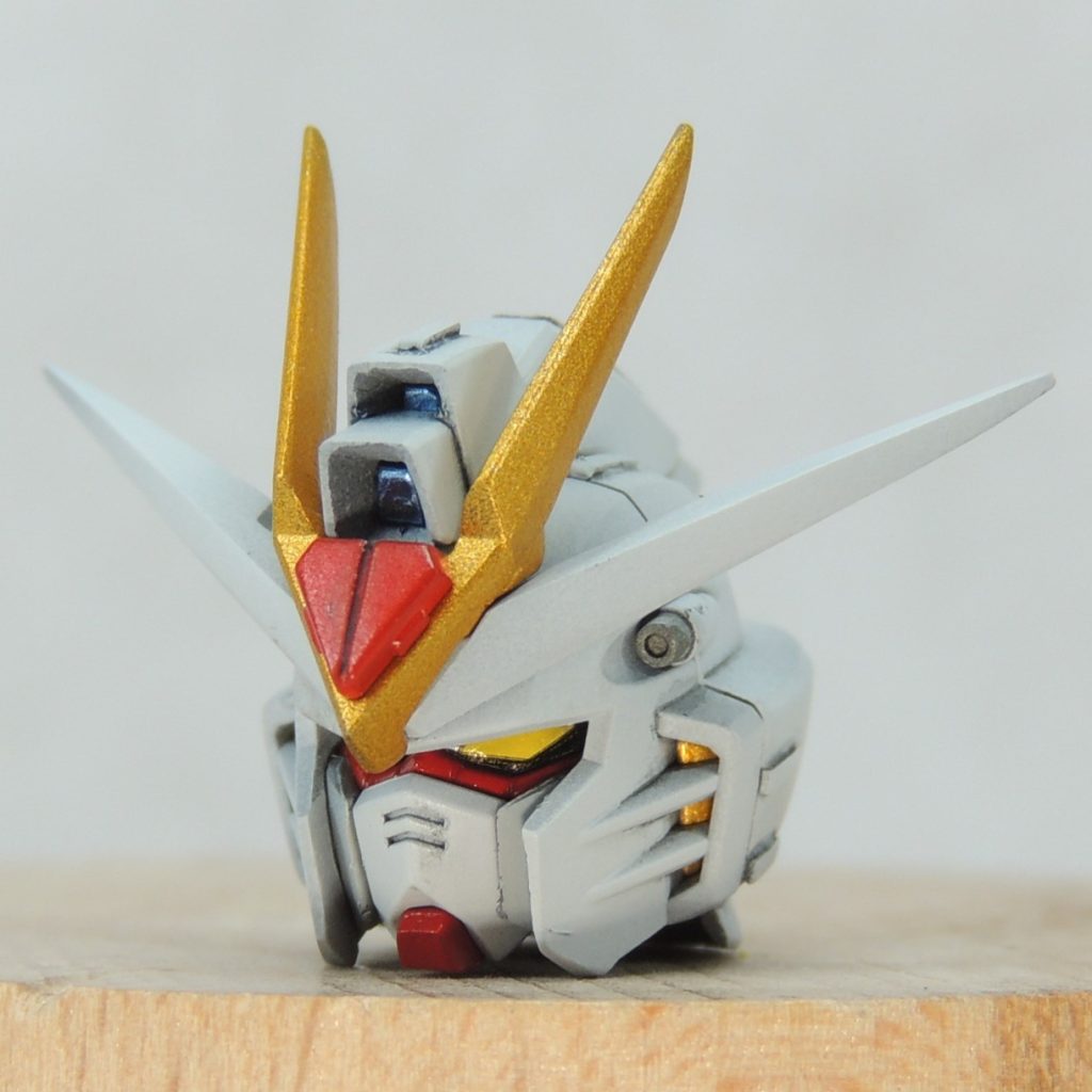 グッと顎を引いたポーズをとらせたいと考え、赤い部分は大胆に削りました。