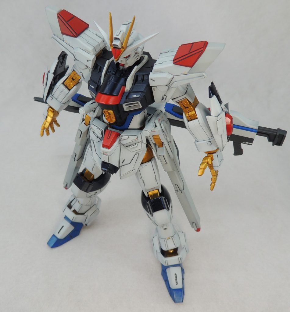 胸部やヒザ等はプリズムブルーブラック、青い部分はコバルトブルー+ホワイト少々、赤い部分はパンツァーレッド、白い部分はガンダムホワイト、そして金色の部分はスターブライトゴールドの上にクリアイエローをオーバーコート。一部調色はしていますが、完成後のリタッチのことを考えて、ほぼ瓶の色で塗装しました。