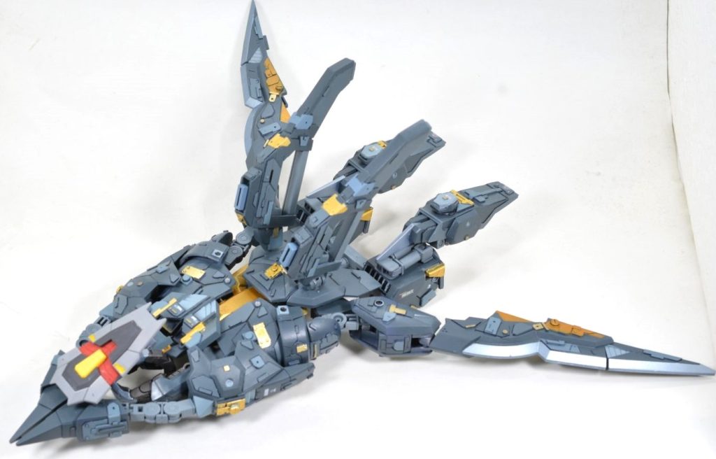 こちらが「デモンシルエット」です。追加装甲と武装を固めて飛行機の形態にしています。半分くらいはミキシング、半分くらいはプラ板でスクラッチして作成しました。