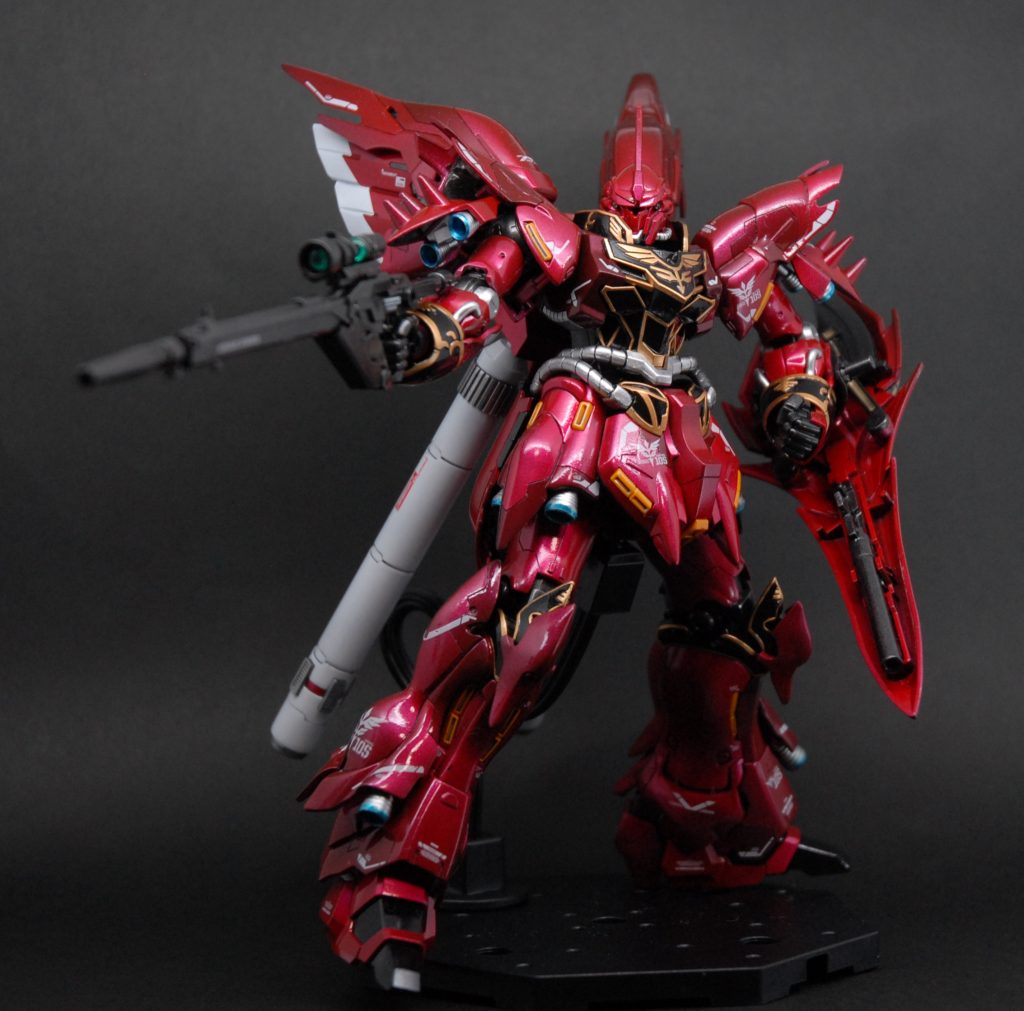 射撃ポーズ。お気に入りです。肩とかにスジボリ入れて塗分けもしてみました。バーニアもクリアブルーでワンポイント入れました。初めての制作でまだあらも目立ちますが、かっこよくできたかな。