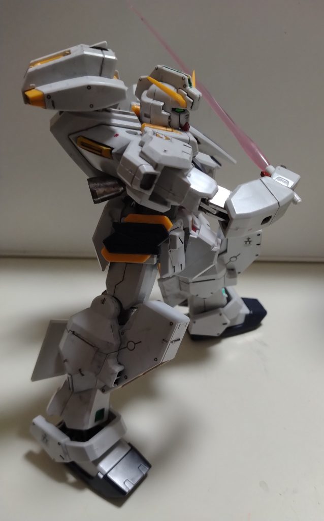 サーベルを無くしたのは悲しかったですがそれ以外はちゃんと出来たので良かったです。このヘイズル、実はギガンティック・アームユニット装備のアウスラを、胴体をプリムローズから変更したやつなので、今度はそれを装備した状態で投稿します!!!
