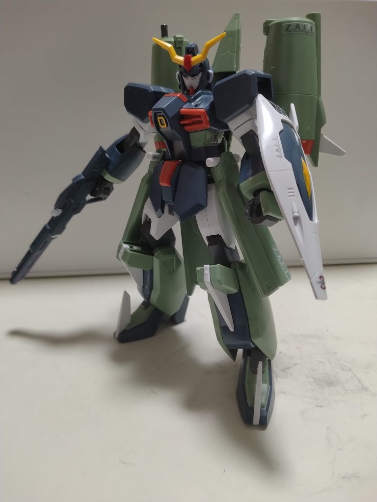 ガンダムマーカーで部分塗装しました。シールドの 黄色部分は...やりましたよ、やったんですよ必死にぃ!!!!その結果がこれですよ!!!!!これ以上どうしろって言うんです!!!