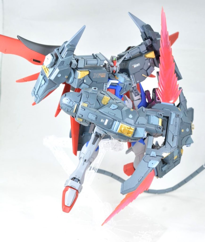 サイドアーマーの装甲は変形して大型のフラッシュエッジビームブーメランとして使えます。この機体の中距離兵装です。