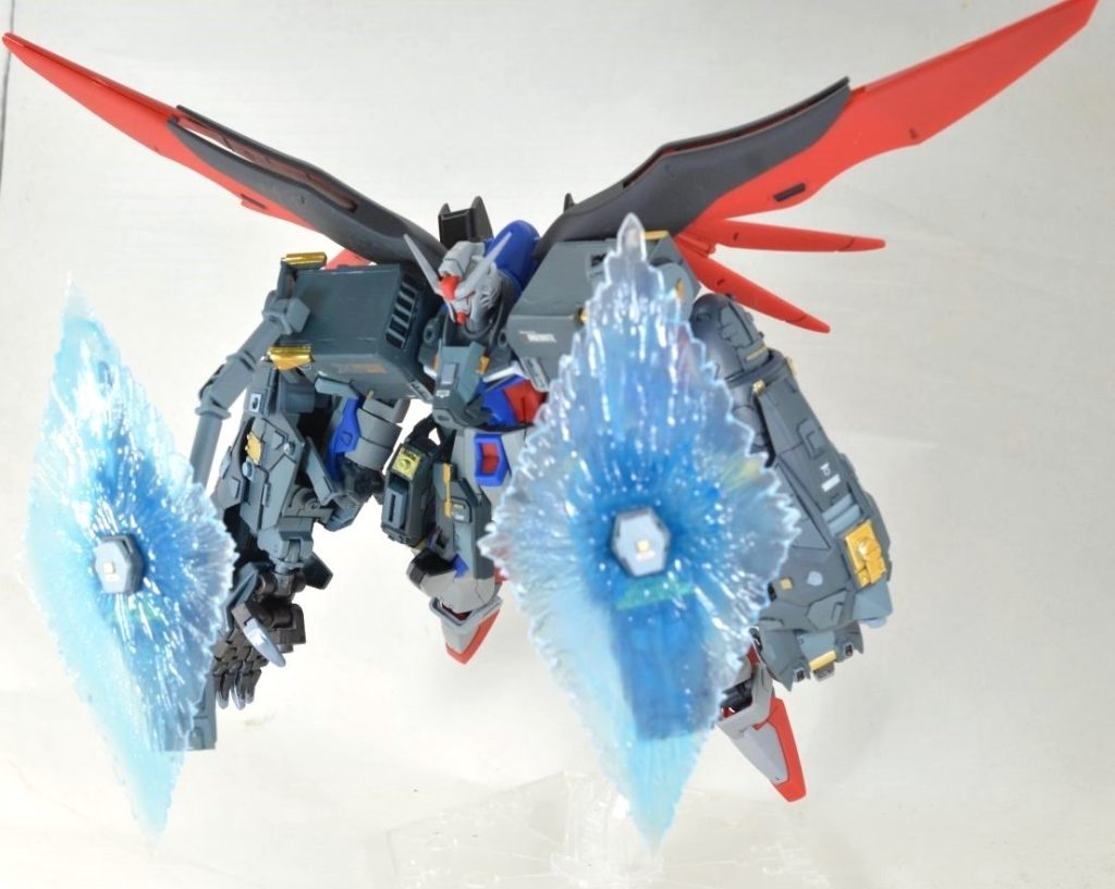 肩のアームを展開して、前方に大型のソリデュス・フルゴールビームシールドを展開可能。近接武器しかないので、防御を固めて無理やり懐に入ることを想定しています。