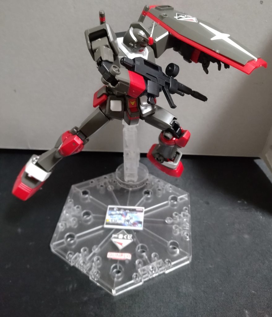 このキットは元を辿ればREVIVEガンダムなので可動域はもう最高なのでこんなポーズも簡単に決まってかっこいいですね~このキットとにかく手のパーツが多いのでポーズには困らなくて良いです!って事で原作再現