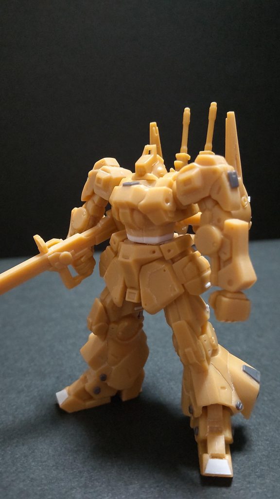 全体的に詰まった感じだったので、、、胴体を切り離しプラバンで延長。見えませんが、足の付根位置を下げ、足長効果。 