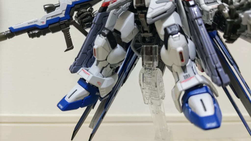 スラスター内部はエナメル塗料で塗り分け