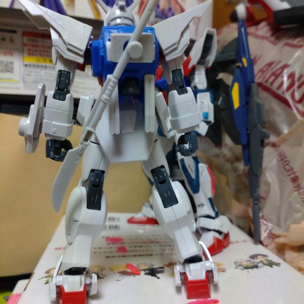 今普通に1/144ライジングガンダムとHGシャイニングガンダムを合わせたところで塗装をしたいのも山々だが中々できる日が来ず、仕事もあるのでずっとこのままで放置。（3枚目）