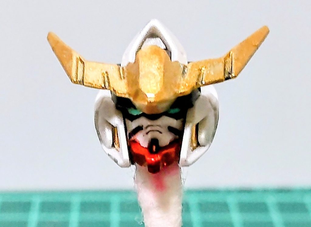 このキットは小顔で素晴らしい、塗装がマジムズい、手の震えとの戦い。顎の部分やメインカメラ、頬のダクトもメタルマーカーで塗ってます。向かって左側が折れました、まあまあ誤魔化せているかな？