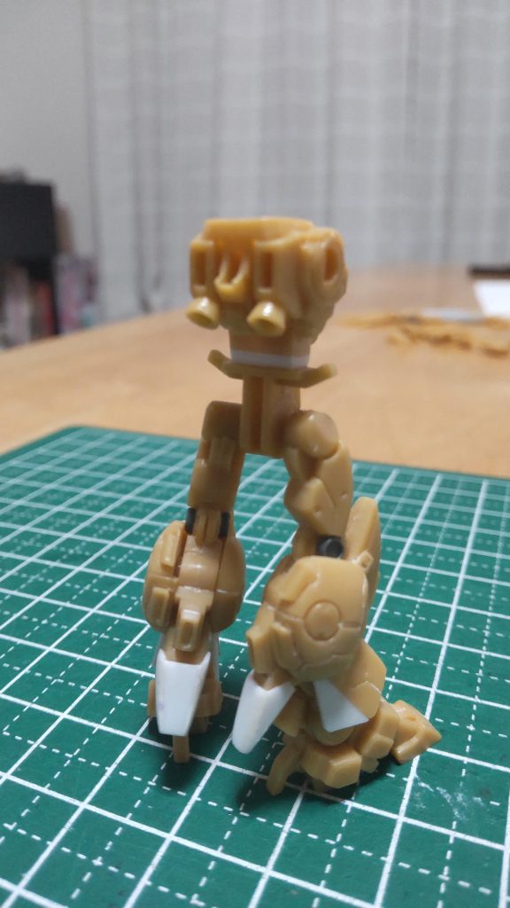 全体的に詰まった感じだったので、胴体を切り離しプラバンで延長。足の付根位置を下げ、脚長効果を図りました。脚部バーニアの大型化とランドセルにバーニアを追加しています。太腿は太過ぎたので削り込みシャープ化。太腿と足は後ハメ加工。