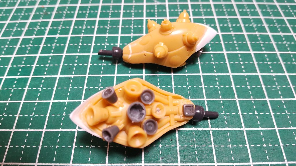 メインとなるファンネルバインダー。小さく感じたので、大型化とバーニアの追加。更に可動式に改造しました。 