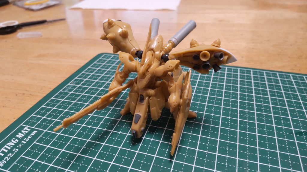 肩アーマー、腕を削り込みシャープ化。