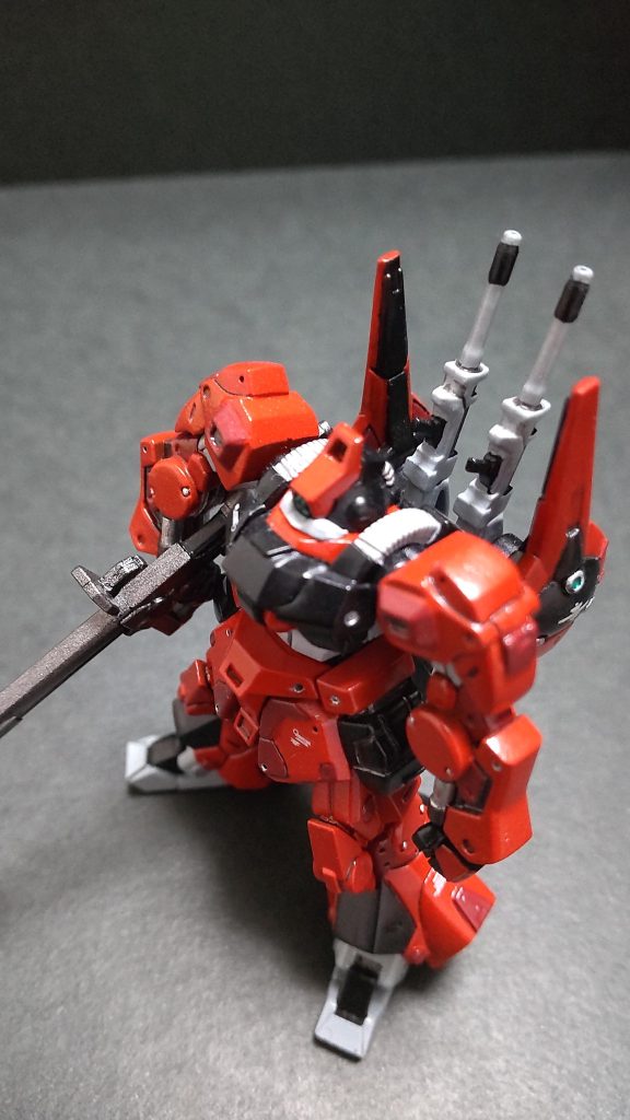 合わせ目処理、表面処理、スジ掘り加工を施しています。各所の情報量を追加。バーニアの追加、加工処理をしています。塗装は基本ベースをエアブラシ。細部を筆塗りで行いました。デカールは水転写式を使用。最後にプライマー（ 半光沢）処理を施しています。   