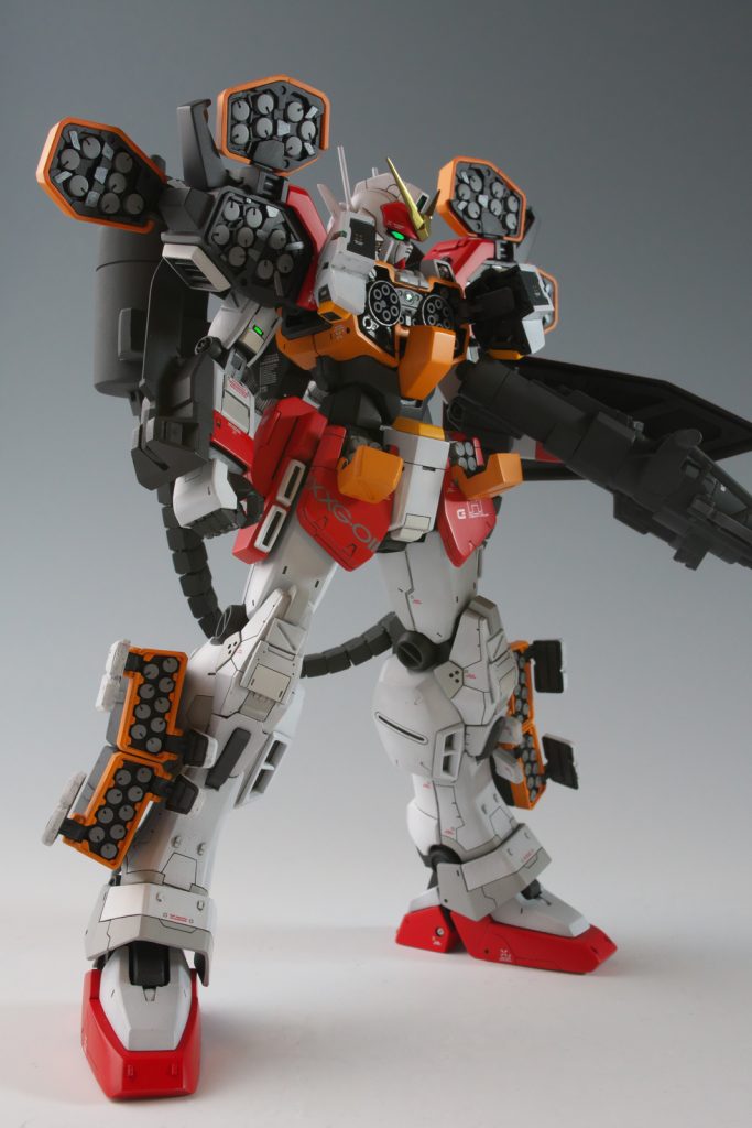 武器てんこ盛りでバルカン砲標準装備なところが陸戦兵器好きにはたまらないですね。 塗装は、ミリタリー調のウェザリング仕上げにしようか迷いましたが、アニメ通りの派手な仕上げにしてみました。派手な塗装が似合いますね。