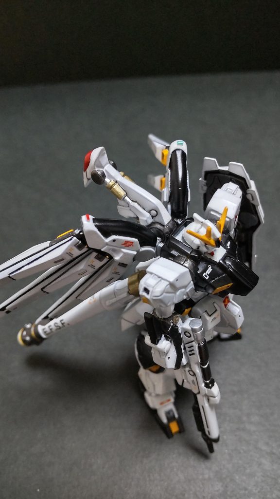 各部後ハメ加工にし合わせ目処理、表面処理、スジ掘り加工。塗装は下地は黒サフ、ベース色( 白)はエアブラシ、細部は筆塗り。デカールは水転写式を使い、最後にプライマー( 半光沢)処理をしています。顔の整形はツノの削り込みですが、安全をみてこの程度に留めました。( もっといけたか)