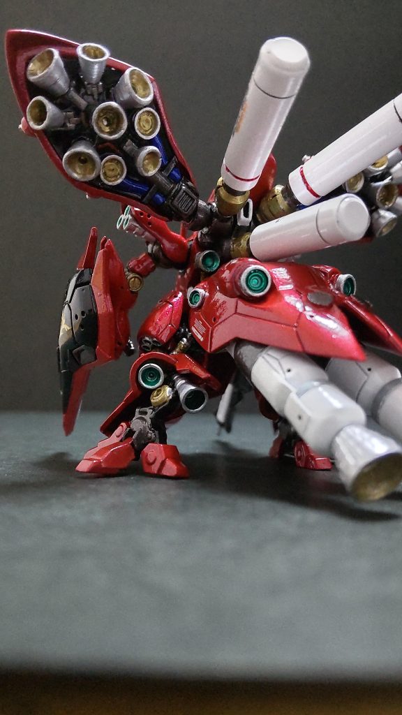 合わせ目処理、表面処理、スジ掘り処理。塗装は家庭の事情により水性塗料にて。下処理は黒サフ。メインはエアーブラシ（ メタリックレッド 、細部は筆塗り。デカールは水転写式、最後にプライマー（ 光沢）処理。  