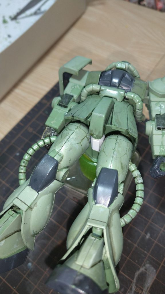 修理改修したパーツを取り付け、合わせ面を少しずつ削って調整。