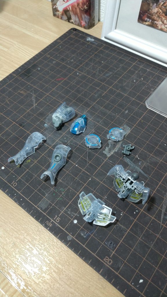 上半身傷だらけ、下半身は右脚パーツがあるものの、最早修理出来そうにない状態。