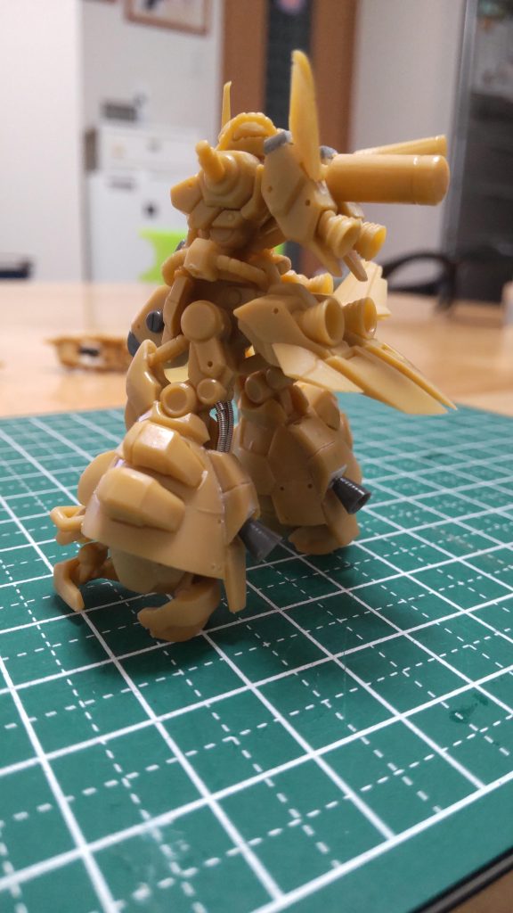 膝裏に動力パイプをスプリングで表現しています。バーニアの追加とランドセル部に小型プロペラントタンク( 無重力下仕様でもアリ?)を追加しています。