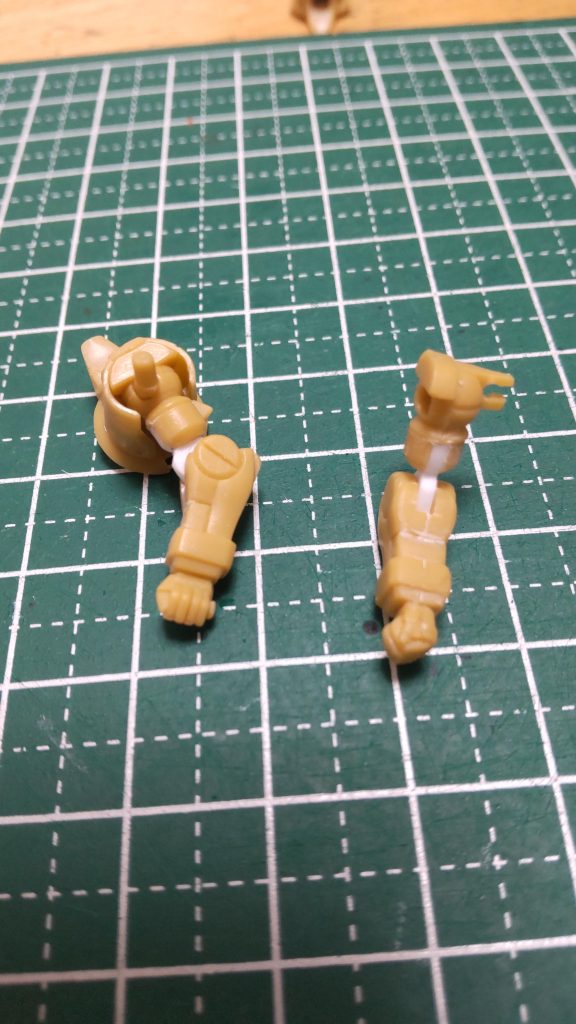 腕を切り離し、関節をプラバンで作成しています。可動範囲は少なめです。