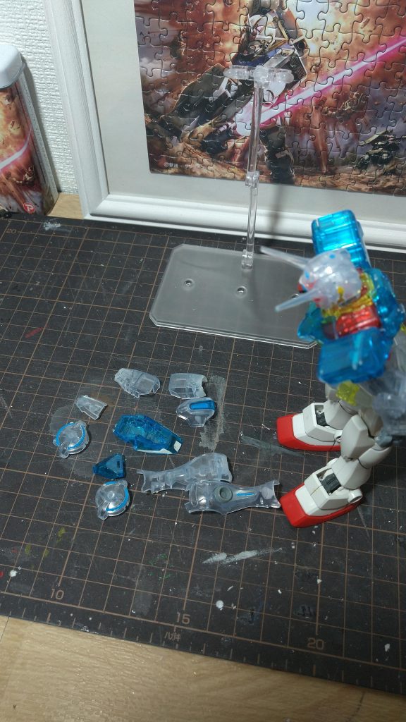 最早使えなくなった右脚パーツ。····せっかくのクリアパーツだし、何か出来ないかな?と、試行錯誤しながら製作。