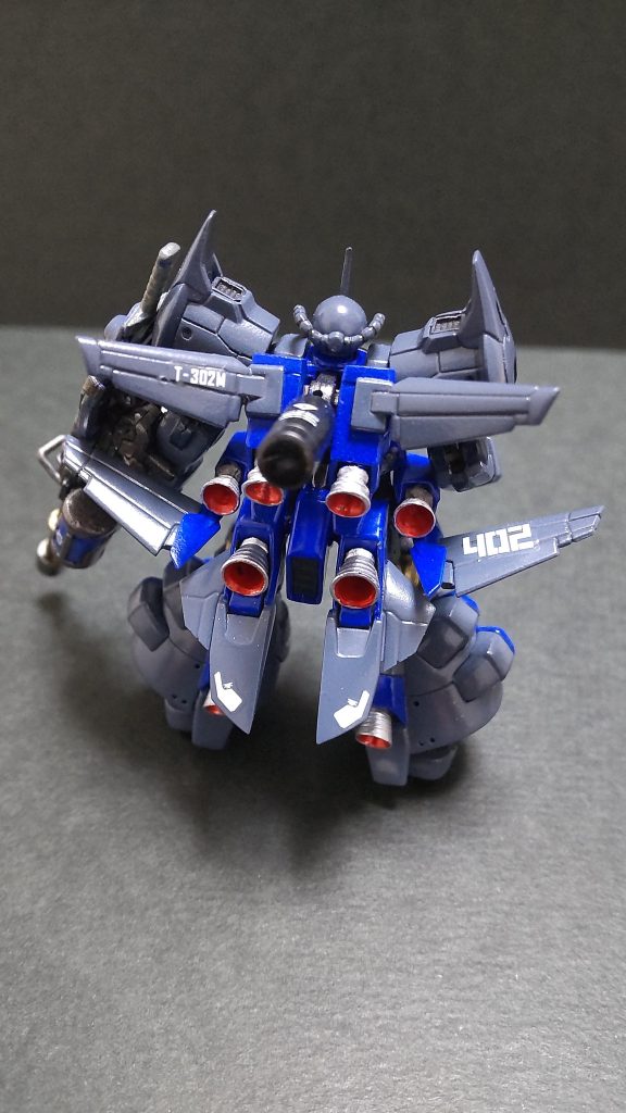 塗装に関して、下地は黒サフからですが、ミディアムブルーのトーンが思っていた以上に下がってしまいました。イメージでは明るく軽量感のある色にしたかったのですが、、、水転写式デカールを貼り、トップコート( 半光沢)で仕上げました。