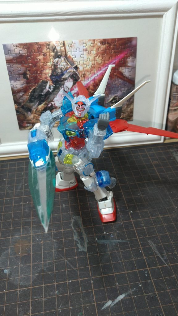 仮組み右脚パーツを分割して、ブルーレジンで固めて両脚スラスターバーニアに、右太股パーツを加工してパーツを組み合わ、クリアグリーン下敷き切り出し造形でエクシア風ビームソードに。余ったパーツを全て使いきり、Gセルフ修理完了!