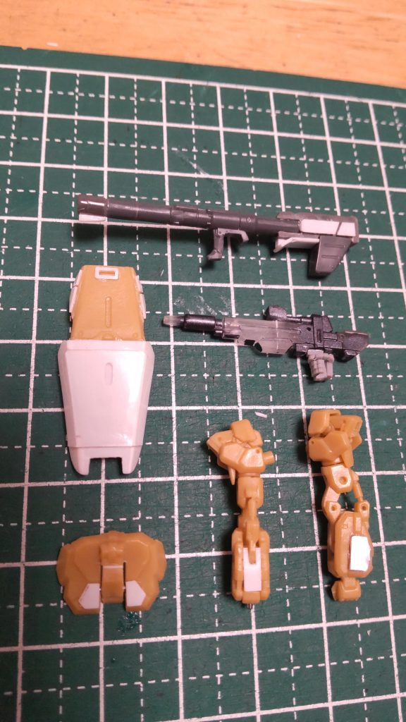 ビームライフル、バズーカーは別シリーズをベースに改造しています。バズーカーはドムのビックバズーカーがベースですがほぼフル製作。腕の裏側がスカスカだったのでプラバンで埋めています。シールドは別キットより流用し改造。腕との取り付けはネオジムマグネットを採用しました。バズーカーの収納ですが設定通り、リヤアーマーに装着出来るようにフックを開閉式に改造しました。