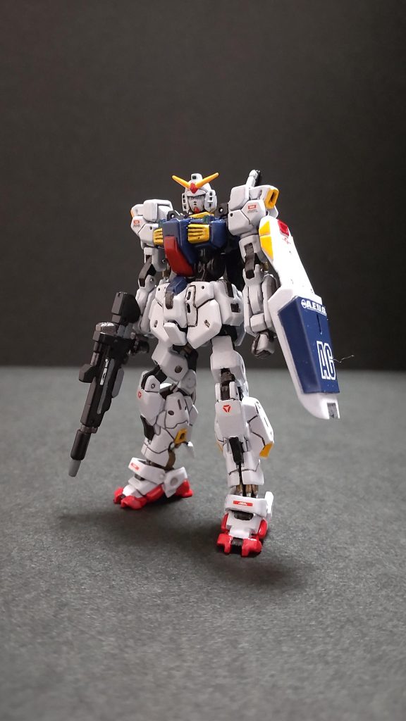 合わせ目処理、表面処理、スジ掘り。塗装は黒サフで下地処理、ベース色( ガンダムホワイト水性)細部は筆塗り。水転写式デカールで情報量の追加。最後にプライマー( 半光沢)で処理しています。