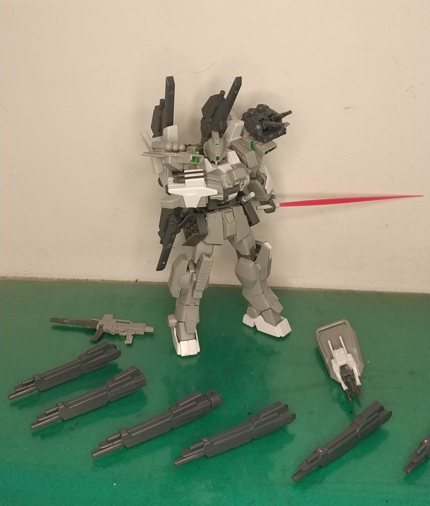 武装・対歩兵用旋回式バルカン砲・肩部ニ連装砲・撹乱用ミサイル弾頭　3基(右肩のミサイル)・八連装ミサイルポッド　2基(サイドアーマー)・ビームサーベル・電磁ナックル・ハンドグレネード 2基(右腕の電磁ナックルに装備)・ファンネル　6基・ビームライフル・バルカンシステム内蔵防盾…実戦配備仕様と言っておきながら、ニュータイプの上澄み層じゃないと扱えんなこの武装量は。