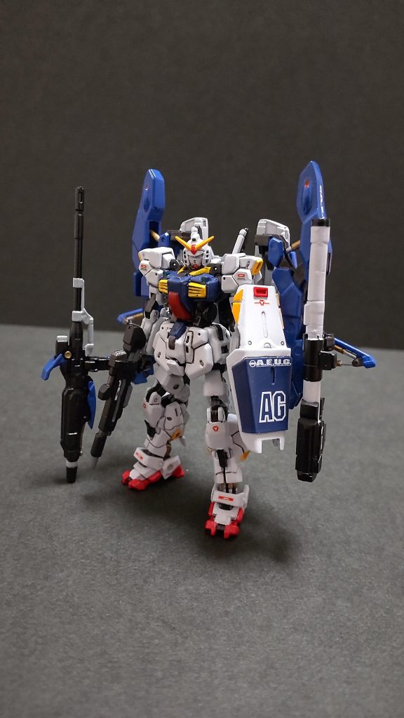 フル装備Gディフェンサーの左アームを加工し持たせています。( 取り外し可能)フル装備もなかなかですかね。