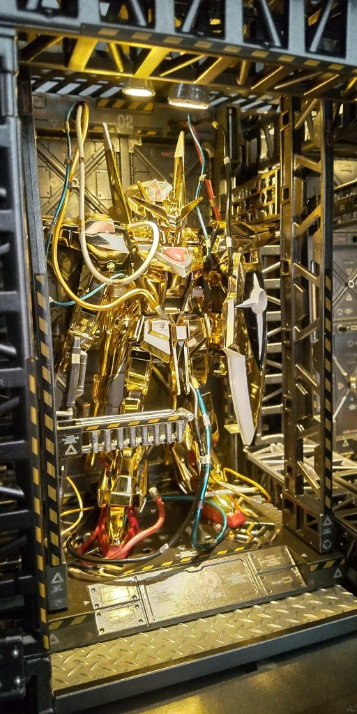 メッキを生かすために、シールドほか塗装はエナメル筆塗りしました。乾くのが遅くてマスキング剥がしを何度も失敗し最後はマスキング無しで。何とか遠目だと大丈夫かと…