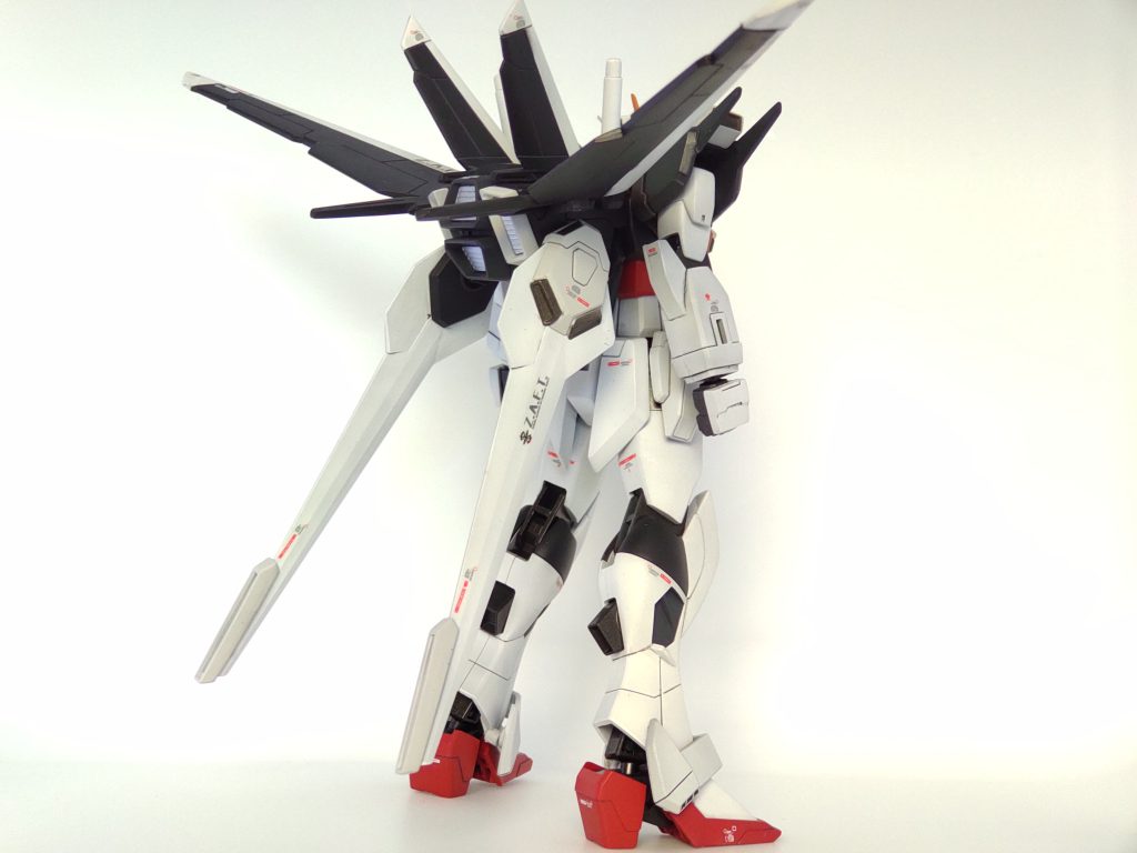 後ろからスラスターはシルバーでギラギラに