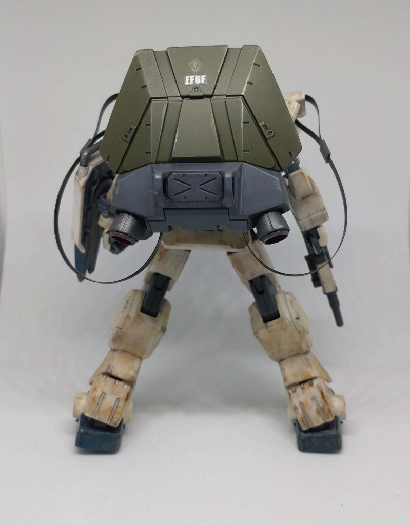 パラシュートパックは取り外し出来るものなので、ほとんど汚していません。ストラップの留め具部分はキットのままだとシールのため、プラ板で新設してます。