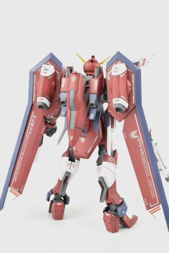 背面のバックパックのウイングは先端をシャープ化を行いました。また、劇中のイモータルジャスティスガンダムを参考に主にフレームカラーで色分けを行っています。